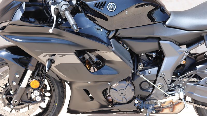 2025 Yamaha YZFR7 MATTE RAVEN BLACK Image 22