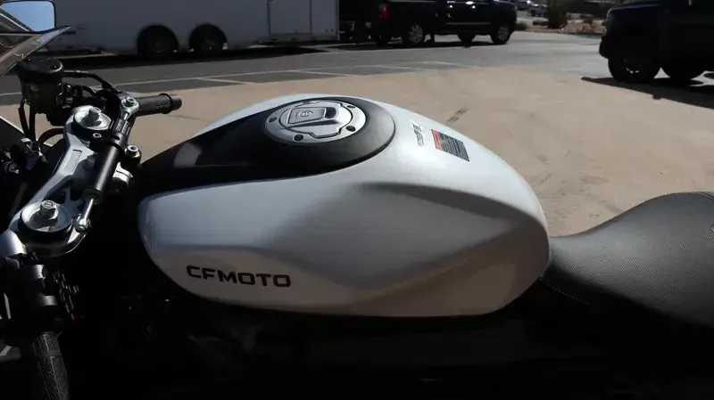 2025 CFMOTO 675SS NEBULA WHITE Image 16