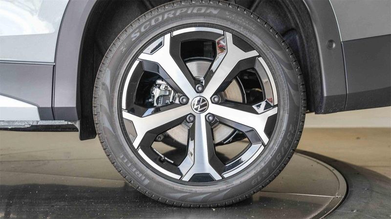 New 2025 Volkswagen Tiguan 2.0T SEImage 9
