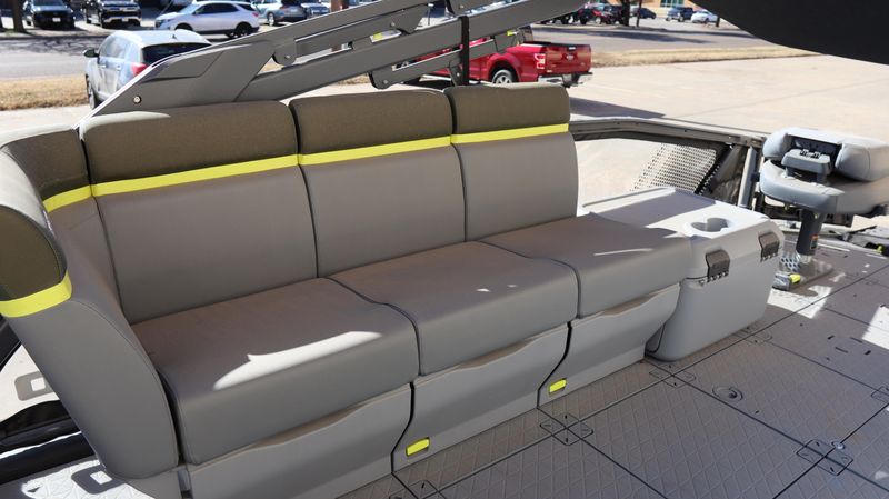 2025 SEADOO SWITCH FISH 21 230HP PAINTED TRAILER WILDERNESS GREEN Image 15