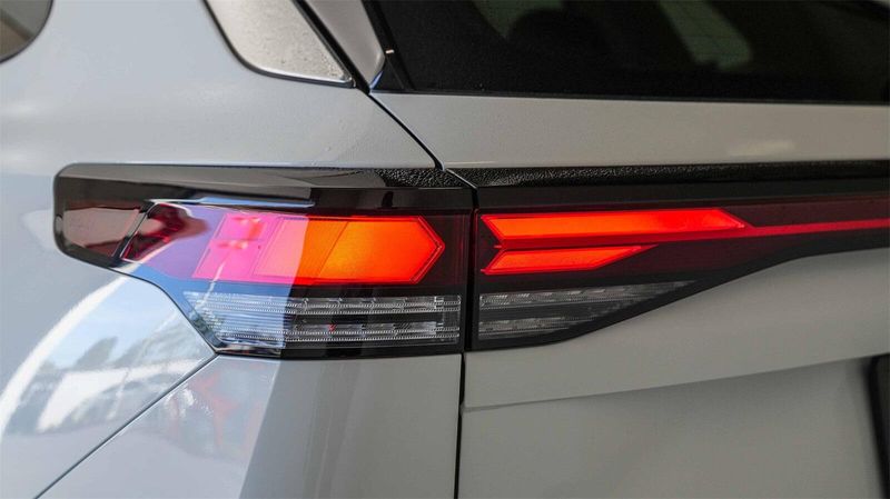 New 2025 Volkswagen Tiguan 2.0T SEImage 8