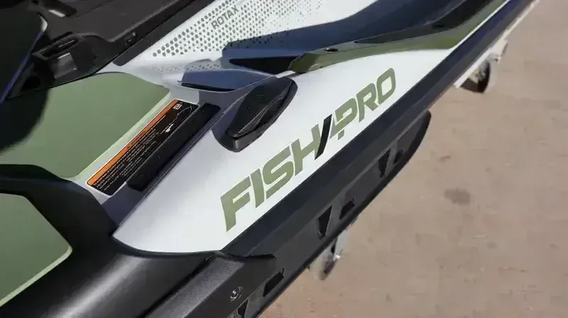 2025 SEADOO FISHPRO APEX 300 WITH SOUND SYSTEM IDF SHARK GREY AND NORI GREEN Image 16