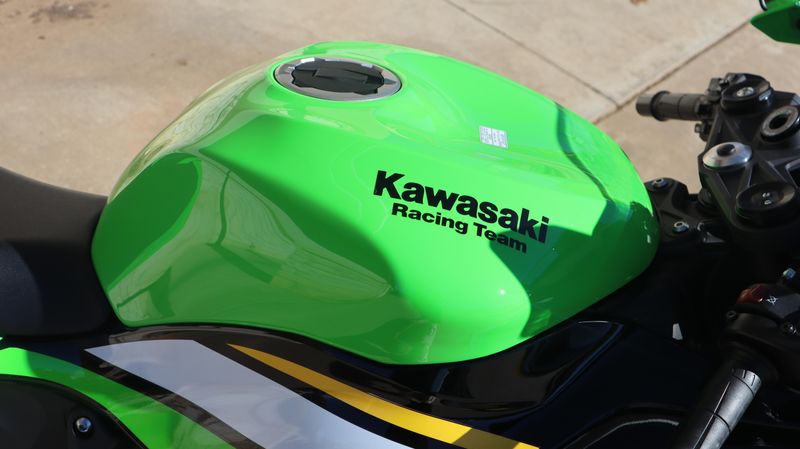 2025 Kawasaki NINJA ZX6R KRT EDITION LIME GREEN AND EBONY AND PEARL BLIZZARD WHITEImage 9