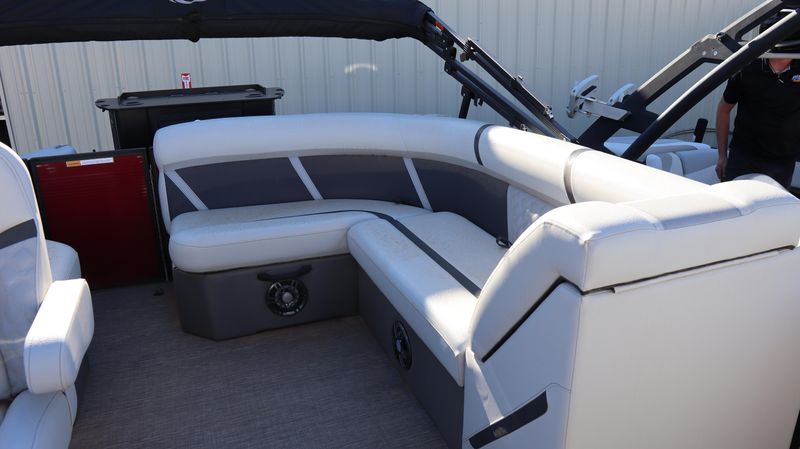 2025 CREST CLASSIC 220 FISH CABERNET WITH WHITE ACCENT Image 10