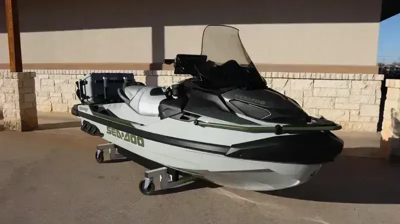 2025 SEADOO FISHPRO APEX 300 WITH SOUND SYSTEM IDF SHARK GREY AND NORI GREEN Image 17