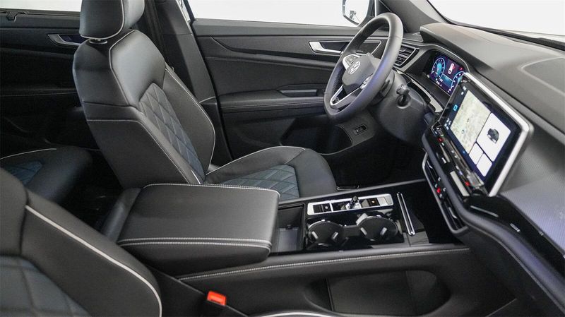 New 2025 Volkswagen Atlas Cross Sport 2.0T SEL Premium R-LineImage 17