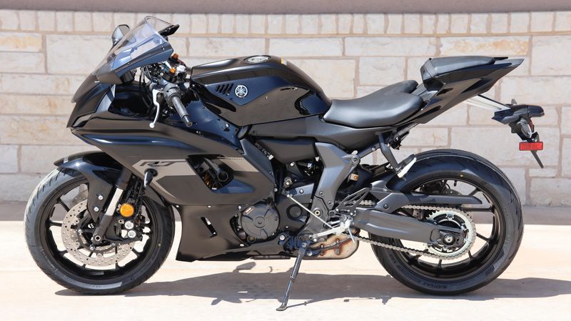 2025 Yamaha YZFR7 MATTE RAVEN BLACK Image 6
