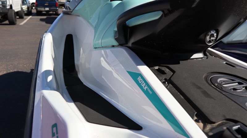 2025 SEADOO GTI WHITE AND NEO MINT Image 5