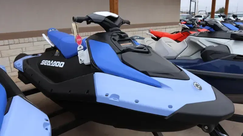 2025 SEADOO SPARK FOR 3 CONVENIENCE PACKAGE WITH SOUND SYSTEM DAZZLING BLUE AND VAPOR BLUE Image 1