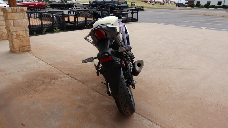 2025 Yamaha YZFR3 ABS LUNAR WHITE AND NEBULA BLUE Image 4