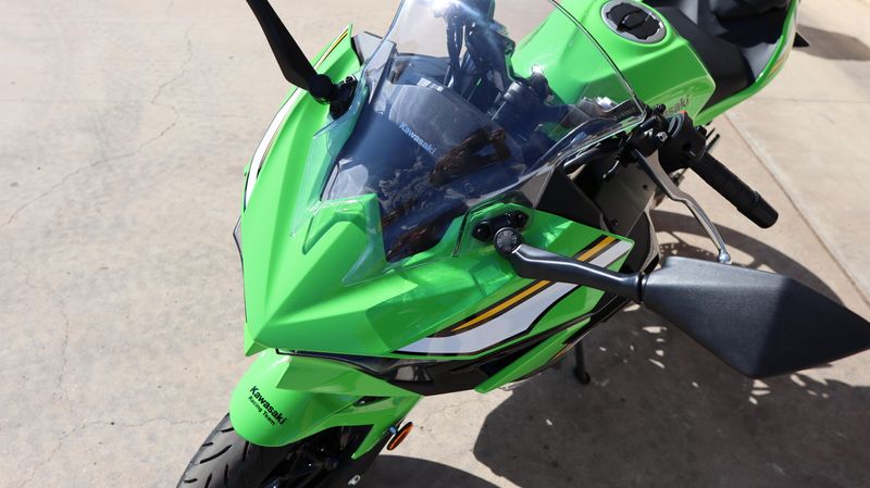 2025 Kawasaki NINJA 500 KRT EDITION SE ABS LIME GREEN AND EBONY AND PEARL BLIZZARD WHITEImage 7