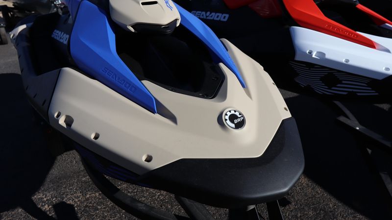 2025 SEADOO SPARK TRIXX FOR 3 SAND AND DAZZLING BLUE Image 2