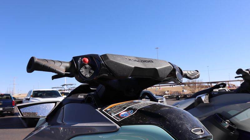 2025 SEADOO GTI WHITE AND NEO MINT Image 7