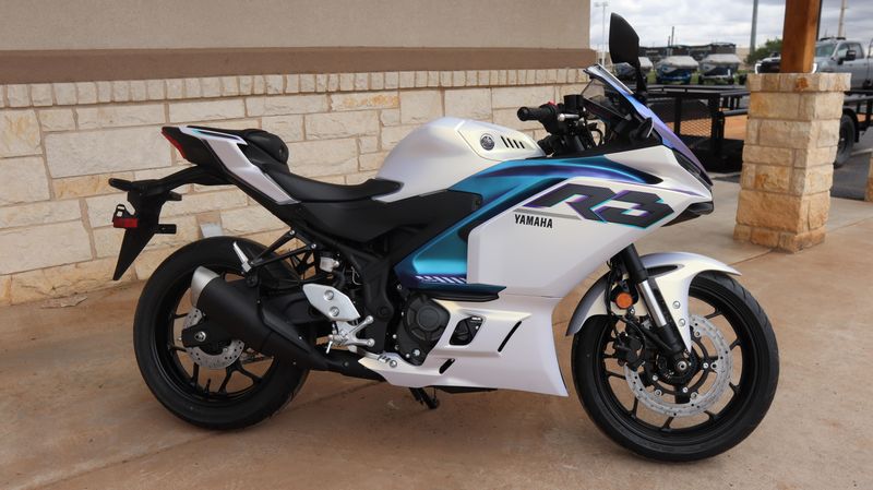 2025 Yamaha YZFR3 ABS LUNAR WHITE AND NEBULA BLUE Image 2