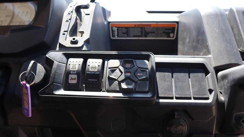 2024 Can-Am DEFENDER MAX LONE STAR EDITION TRIPLE BLACK Image 15