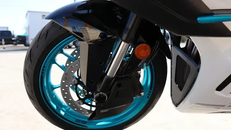2025 CFMOTO 675SS NEBULA WHITE Image 21