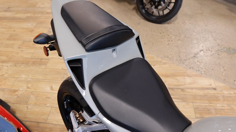 2025 Honda CBR600RR DEEP PEARL GRAY Image 11