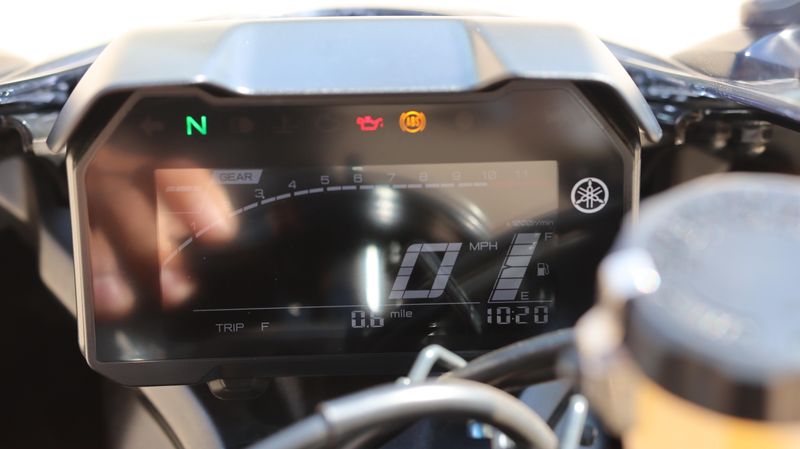 2025 Yamaha YZFR7 MATTE RAVEN BLACK Image 27