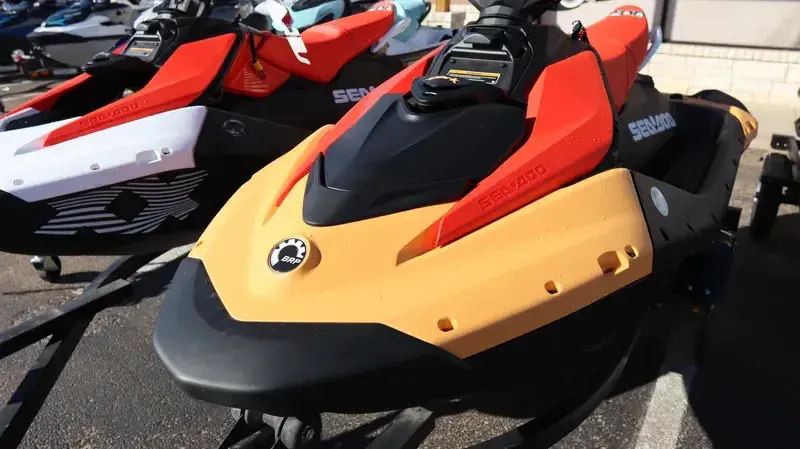 2025 SEADOO SPARK FOR 2 CONVENIENCE PACKAGE WITH SOUND SYSTEM SUNRISE ORANGE AND DRAGON RED Image 2