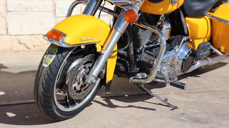 2009 HARLEY Electra Glide Ultra Classic in a YELLOW exterior color. Family PowerSports (877) 886-1997 familypowersports.com 