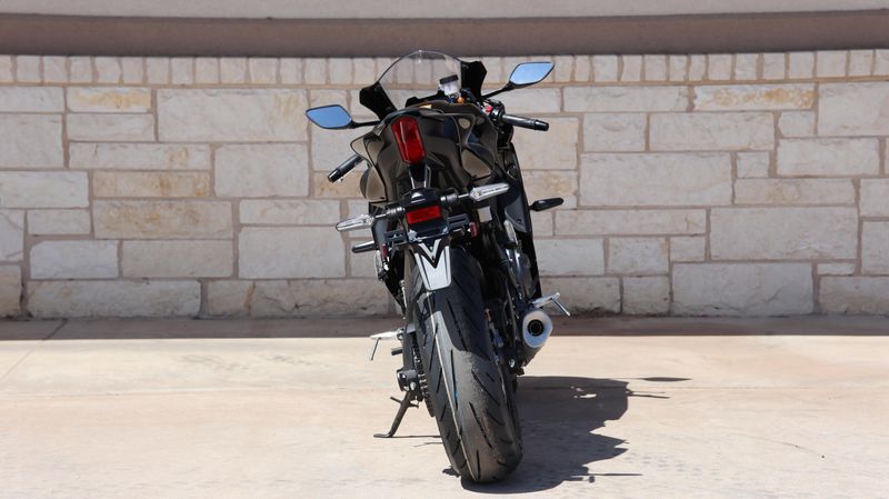 2025 Yamaha YZFR7 MATTE RAVEN BLACK Image 4