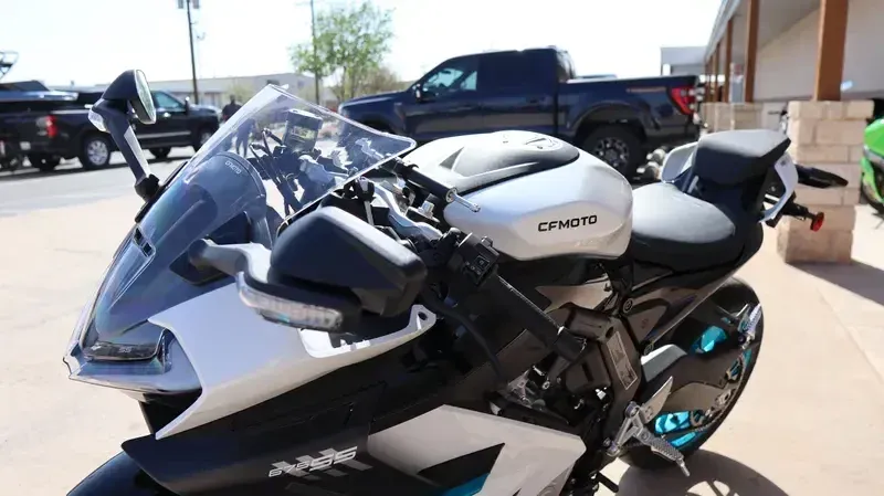 2025 CFMOTO 675SS NEBULA WHITE Image 11