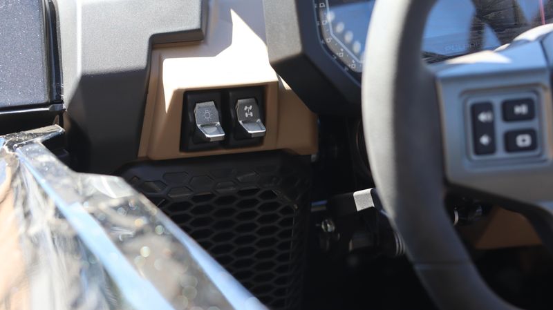 2025 Polaris RZR PRO R ULTIMATE BLACK CRYSTAL AND SHADOW BRONZE Image 5