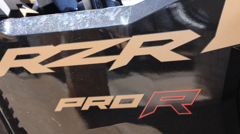 2025 Polaris RZR PRO R ULTIMATE BLACK CRYSTAL AND SHADOW BRONZE Image 20