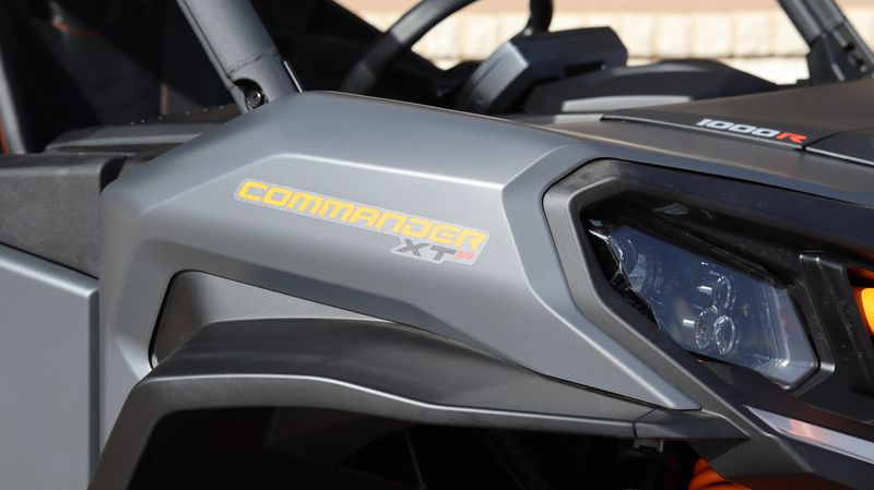 2025 Can-Am COMMANDER MAX XT 1000R MINERAL GREY AND ORANGE CRUSHImage 6