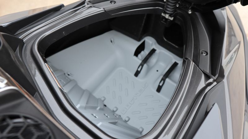2025 SEADOO GTRX 300 ECLIPSE BLACK AND DEEP MARSALA Image 4