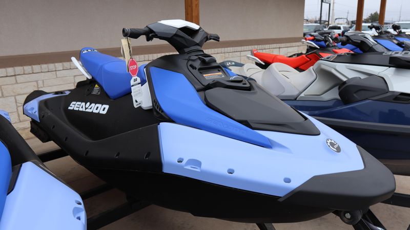 2025 SEADOO SPARK FOR 3 CONVENIENCE PACKAGE WITH SOUND SYSTEM DAZZLING BLUE AND VAPOR BLUE Image 1