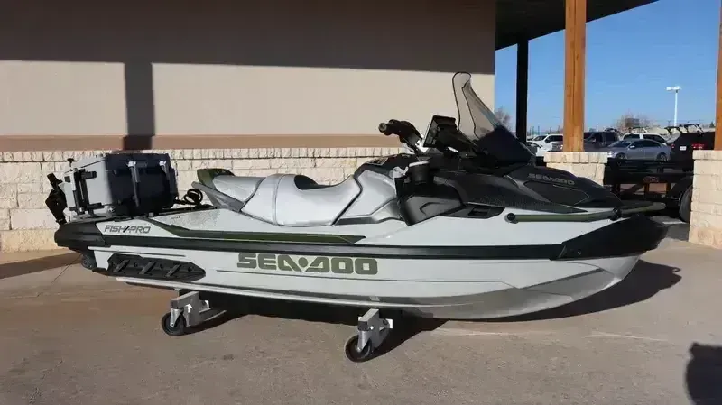 2025 SEADOO FISHPRO APEX 300 WITH SOUND SYSTEM IDF SHARK GREY AND NORI GREEN Image 1