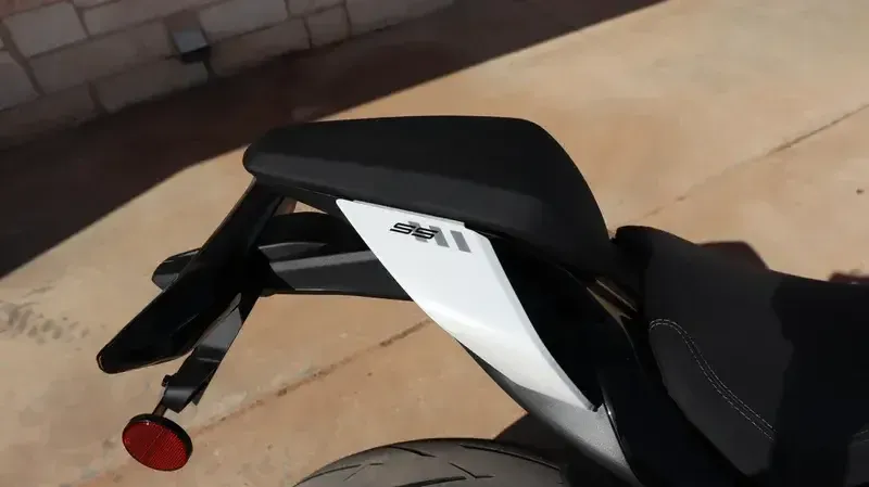 2025 CFMOTO 675SS NEBULA WHITE Image 19