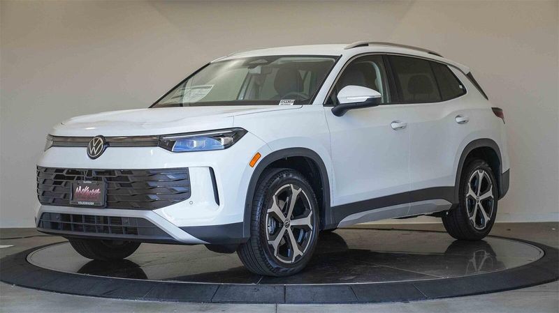 New 2025 Volkswagen Tiguan 2.0T SEImage 1