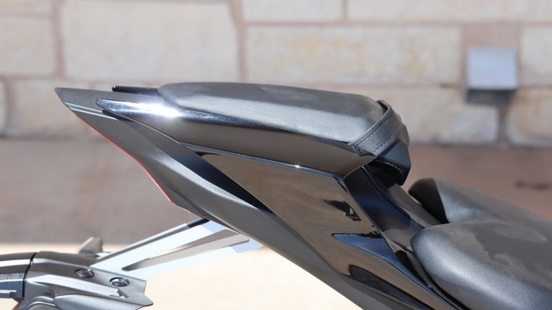 2025 Yamaha YZFR7 MATTE RAVEN BLACK Image 15
