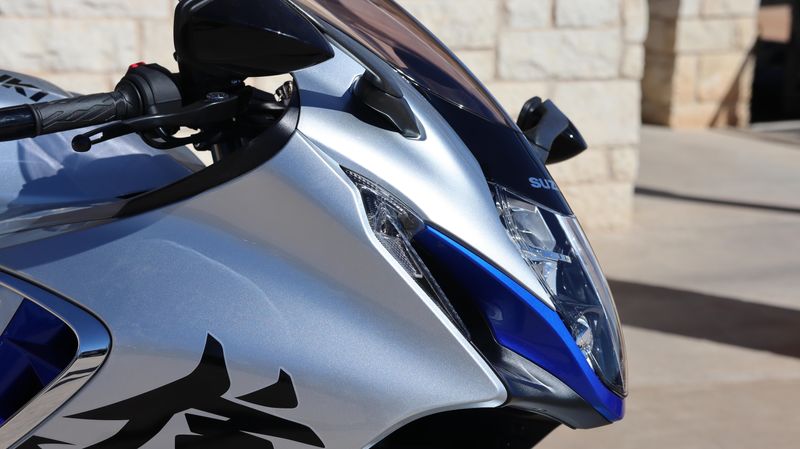 2025 Suzuki HAYABUSA METALLIC MYSTIC SILVER AND PEARL VIGOR BLUEImage 5