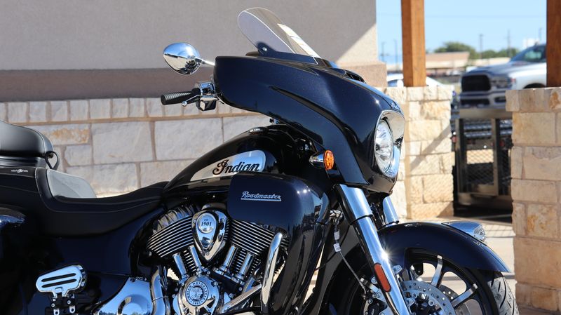 NEW 2025 INDIAN MOTORCYCLE ROADMASTER DARK HORSE NARA BRONZE SMOKE Image 7