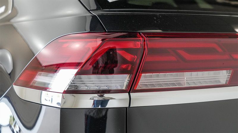 New 2025 Volkswagen Atlas Cross Sport 2.0T SEL Premium R-LineImage 8