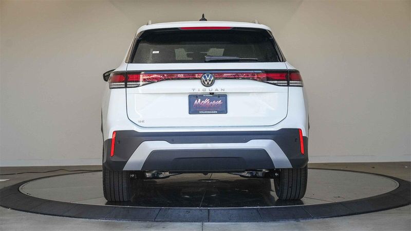 New 2025 Volkswagen Tiguan 2.0T SEImage 3
