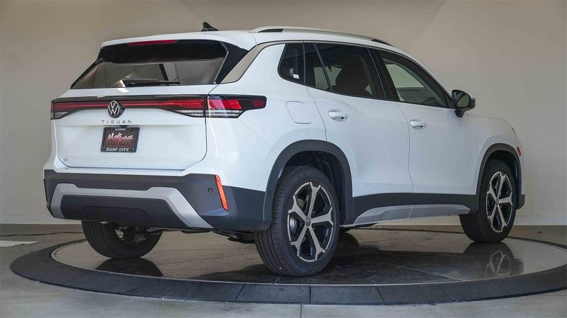 New 2025 Volkswagen Tiguan 2.0T SEImage 4