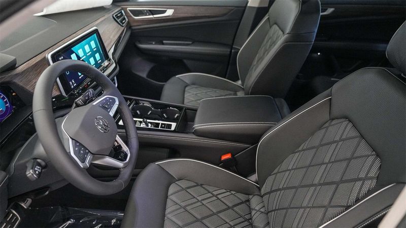 New 2025 Volkswagen Atlas 2.0T SEL Premium R-LineImage 19