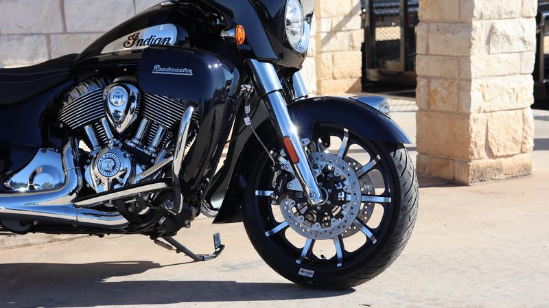 NEW 2025 INDIAN MOTORCYCLE ROADMASTER DARK HORSE NARA BRONZE SMOKE Image 5