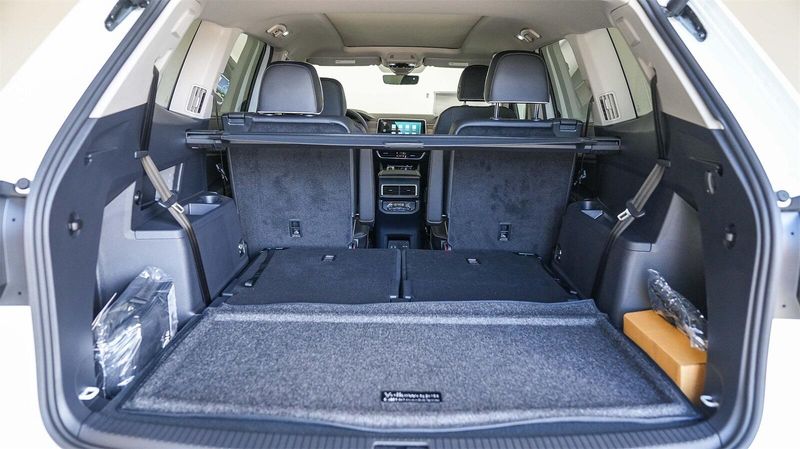 New 2025 Volkswagen Atlas 2.0T SEL Premium R-LineImage 11