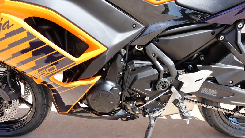 2025 Kawasaki NINJA 650 ABS CANDY STEEL FURNACE ORANGE AND METALLIC SPARK BLACK AND METALLIC ROYAL PURPLE Image 15