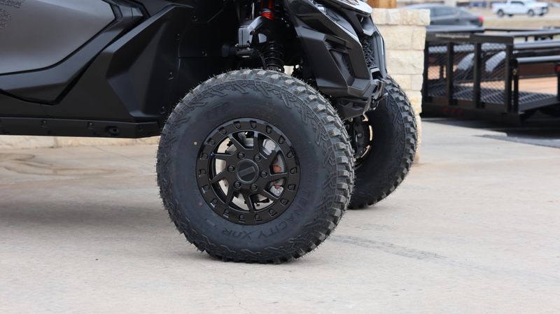 2025 Can-Am MAVERICK R MAX X RS WITH SMARTSHOX 999T DCT TRIPLE BLACK Image 9