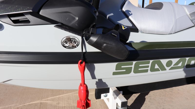 2025 SEADOO FISHPRO APEX 300 WITH SOUND SYSTEM IDF SHARK GREY AND NORI GREEN Image 23