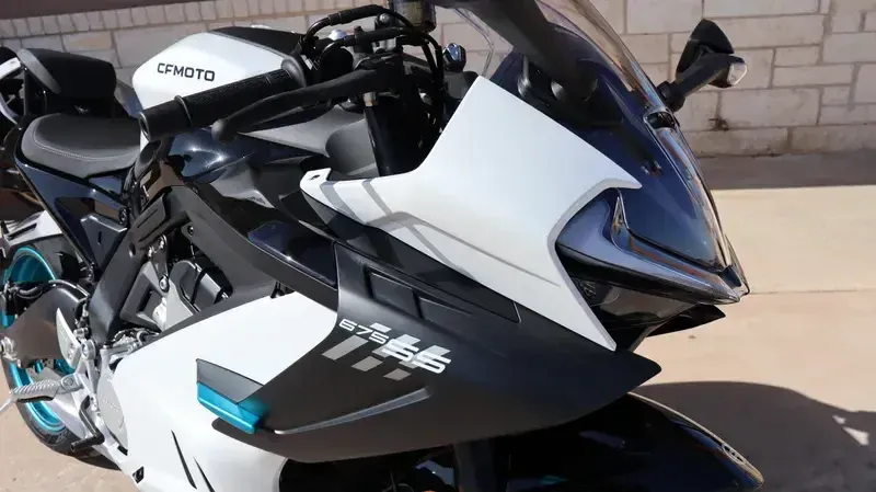 2025 CFMOTO 675SS NEBULA WHITE Image 10