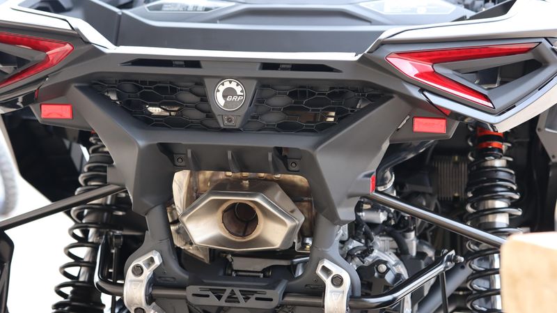 2025 Can-Am MAVERICK R MAX X RS WITH SMARTSHOX 999T DCT TRIPLE BLACK Image 19