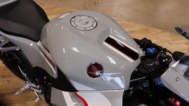2025 Honda CBR600RR DEEP PEARL GRAY Image 13