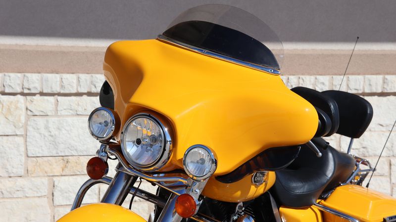 2009 HARLEY Electra Glide Ultra Classic in a YELLOW exterior color. Family PowerSports (877) 886-1997 familypowersports.com 